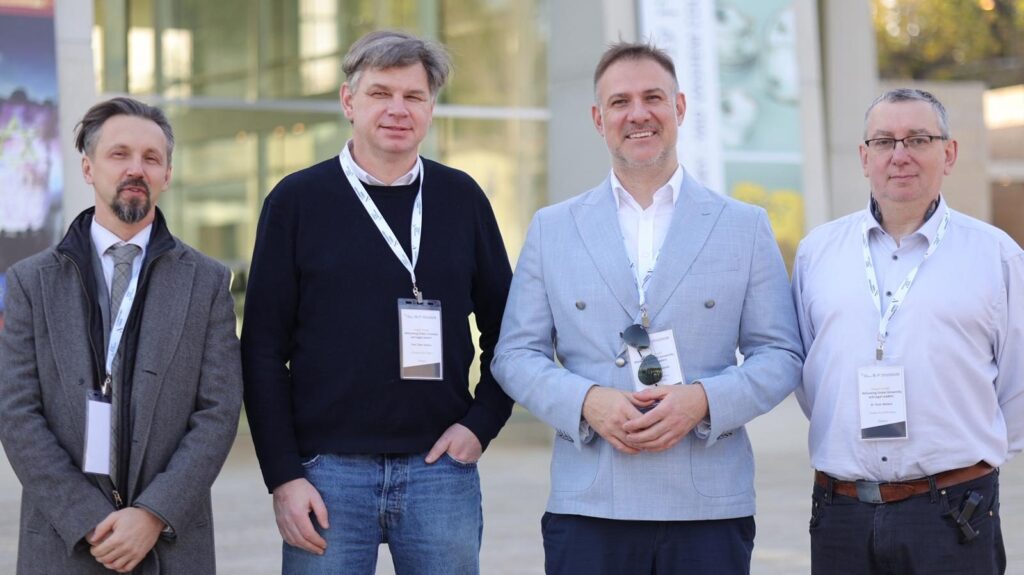 Michał P. Dybowski z polską delegacją akademicką przed Ariel University