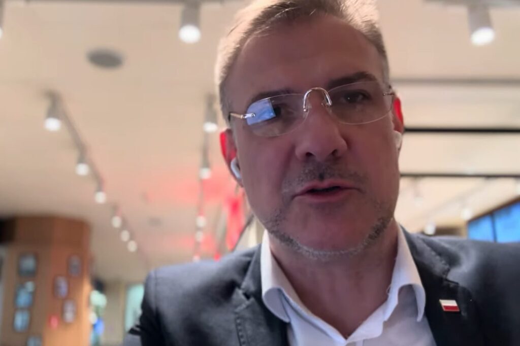 Michał P. Dybowski nagrywa relację wideo