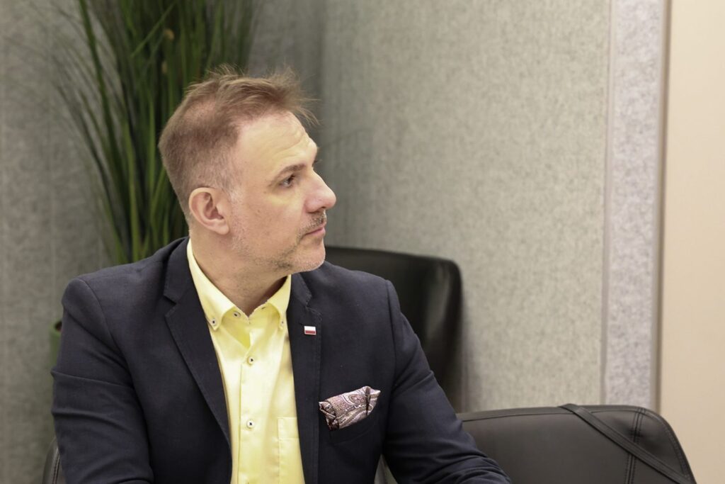 Michał P. Dybowski przy stole obrad, Sheba Global